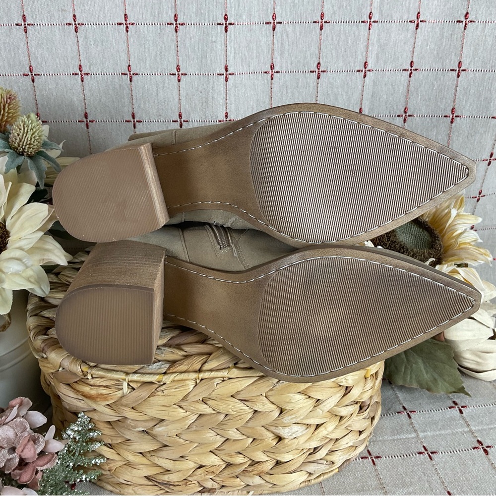 Steve Madden “Calabria” Tan Suede Ankle Boots Almond Toe Size 9.5 Beige Bootie - Picture 5 of 6